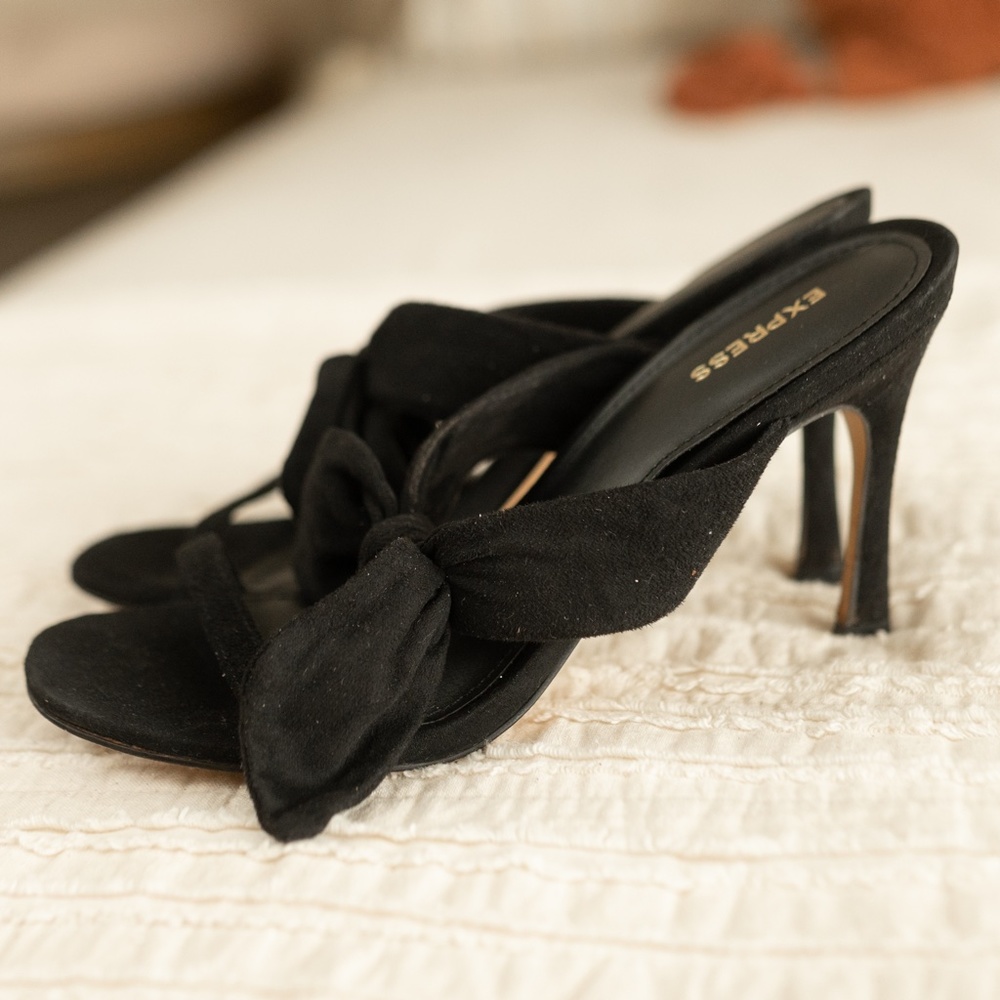 Women’s Express Black Suede Bowtie Slip On Sandals size 8 - Picture 5 of 11